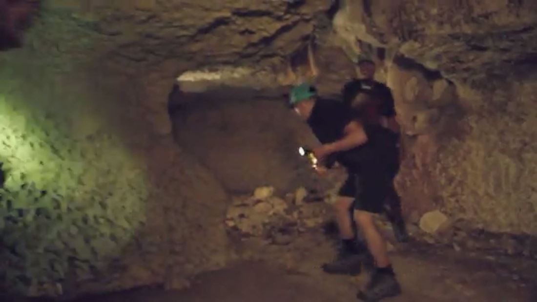 Larry tiene claustrofobia Larry tiene claustrofobia
