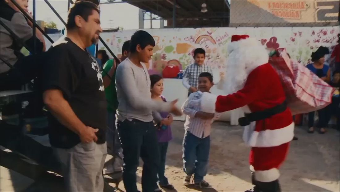Larry Hernández lleva regalos de navidad a un orfanato: Larrymania (VIDEO) Larry Hernández lleva regalos de navidad a un orfanato: Larrymania (VIDEO)