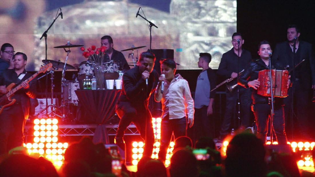 Larry canta con su hijo Larry canta con su hijo
