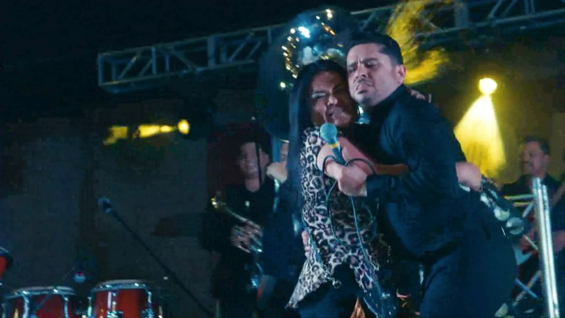 Larry baila pegao' con otra Larry baila pegao' con otra