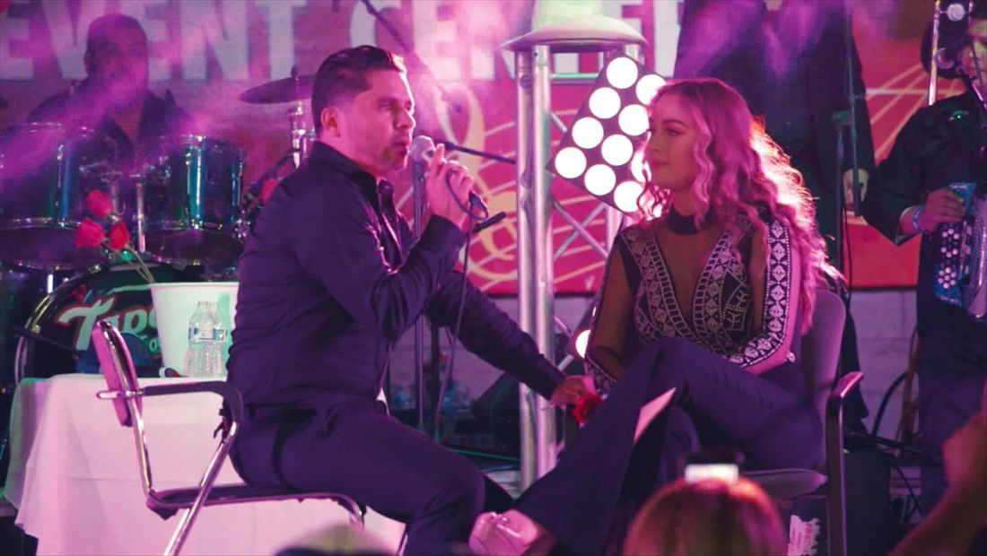 Larry canta en vivo para Kenia Larry canta en vivo para Kenia