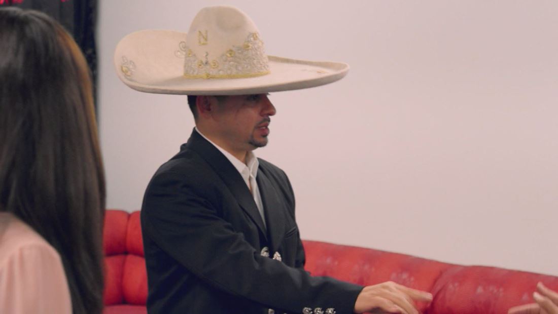 Larry se decidió hasta por el sombrero. Larry se decidió hasta por el sombrero.