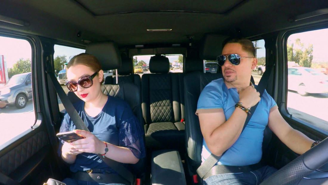 Larry no quiere que Kenia use su celular Larry no quiere que Kenia use su celular