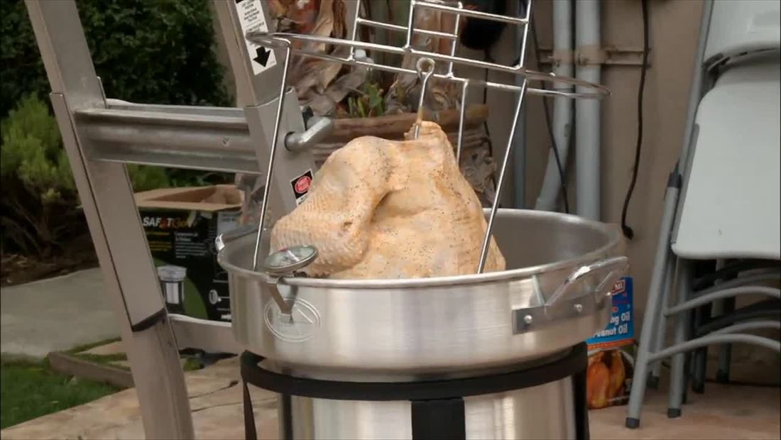I Love Jenni: Chiquis and Jacqui Fry a Turkey for Thanksgiving (Season 2) I Love Jenni: Chiquis and Jacqui Fry a Turkey for Thanksgiving (Season 2)